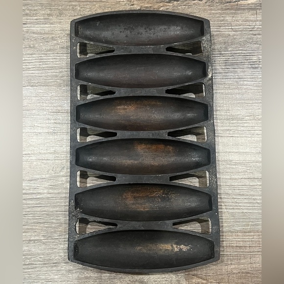 VENDOR ITEM : FINAL PRICE  Wagner Vintage Cast Iron Vienna Roll Pan - Picture 1 of 4